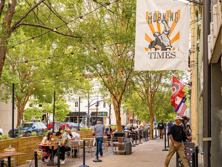 Outdoor dining on the sidewalk in downtown Raleigh