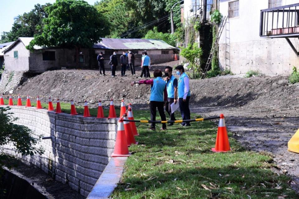 花蓮市公所爭取經費將松園別館周邊的濕地生態重新規劃，市長魏嘉賢等人現勘正在進行綠美化作業的施工現場。(記者林有清攝)