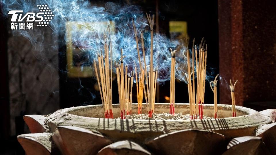 有鄉民抱怨燒香拜拜造成空汙。（示意圖／shutterstock達志影像）