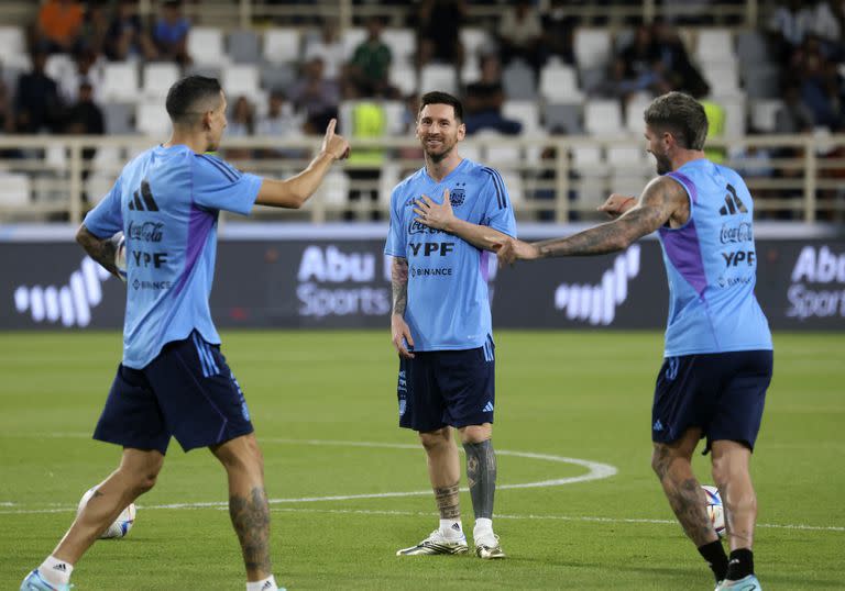 Di María, Messi y De Paul, en el entrenamiento abierto de la selección en Abu Dhabi