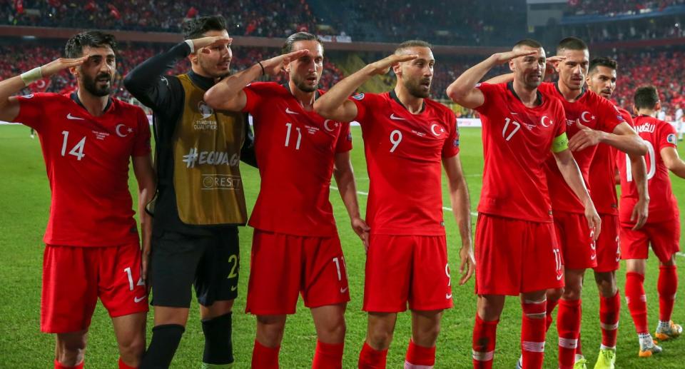 Die türkischen Fußballer salutierten gegen Albanien und Frankreich. (Bild: Getty Images)