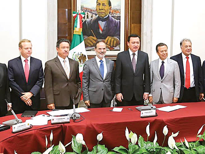 Miguel Ángel Osorio Chong, titular de Gobernación, durante un encuentro con líderes partidistas Arturo Escobar (PVEM), Carlos Navarrete (PRD), Gustavo Madero (PAN), César Camacho (PRI), Alberto Anaya (PT), Luis Castro (Nueva Alianza), entre otros. Foto: Especial