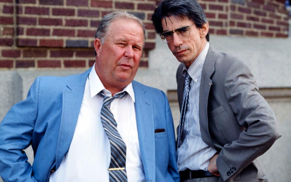 Ned Beatty as Det. Stan Bolander, Richard Belzer as Det. John Munch