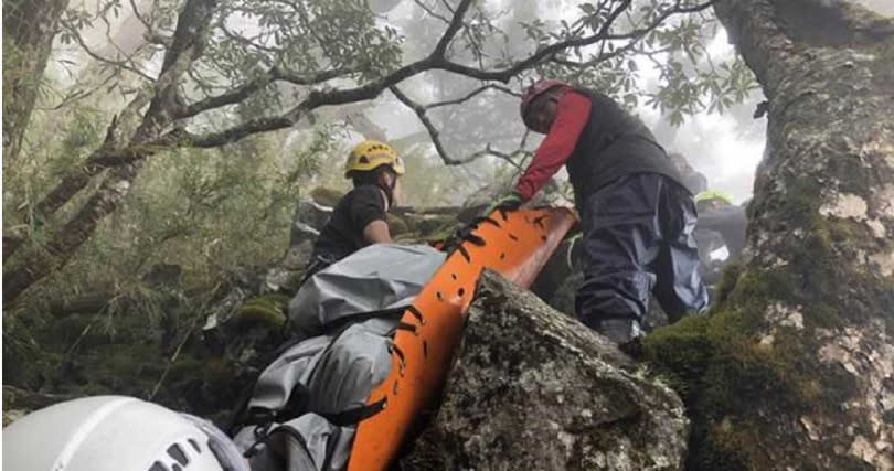 消防人員特將遺體利用繩索架設固定點，再以橫切方式，慢慢的往步道搬移，過程中備極艱辛險象環生。（圖／陳世宗翻攝）