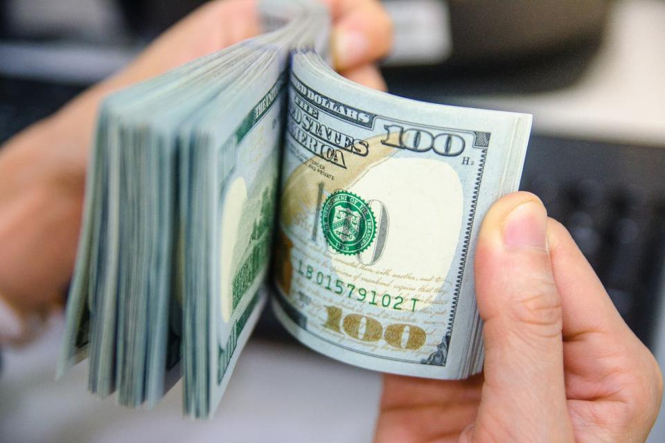 El dólar blue perdió $26 en una semana y el contado con liquidación, $21, pero las intervenciones para lograrlo implicaron endeudamiento, se perdieron reservas y la licitación de bonos atados al tipo de cambio (dollar-linked) tiene sus riesgos, advierten los economistas