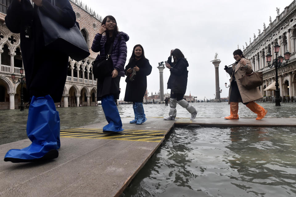 Dopo un solo giorno di tregua, Venezia è di nuovo in ginocchio. La marea è cresciuta velocemente, più del previsto. I forti venti hanno peggiorato una situazione già drammatica. Allagato il 70% del centro storico. I mezzi di trasporto pubblici sono stati sospesi e le scuole chiuse per il terzo giorno. (REUTERS/Flavio Lo Scalzo)