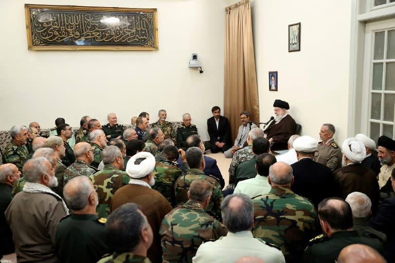 El ayatolá Ali Jamenei, guía supremo de Irán, reunido con un grupo de comandantes de las Fuerzas Armadas iraníes el 21 de abril de 2024 en Teherán (-)