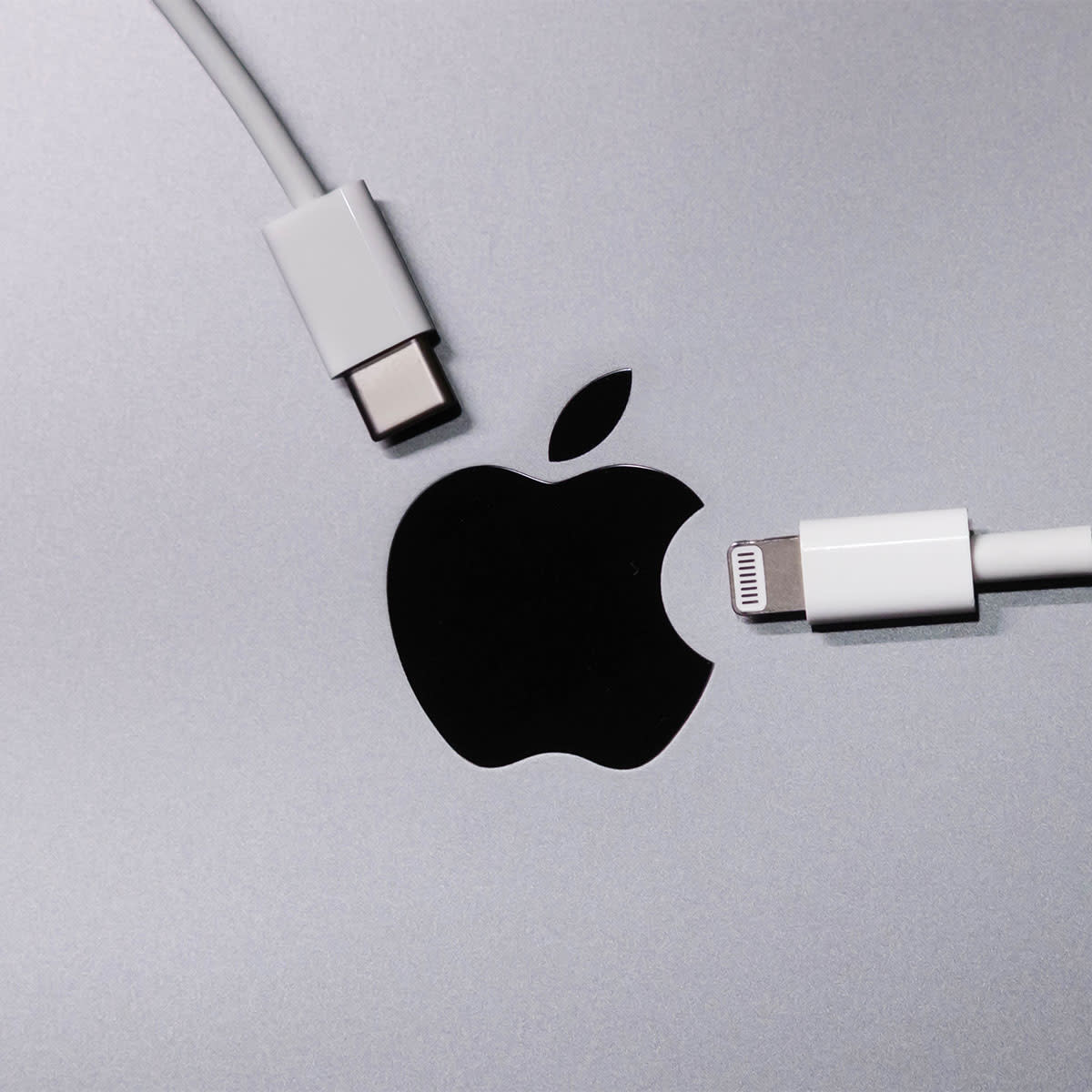 apple-logo-iphone-charger