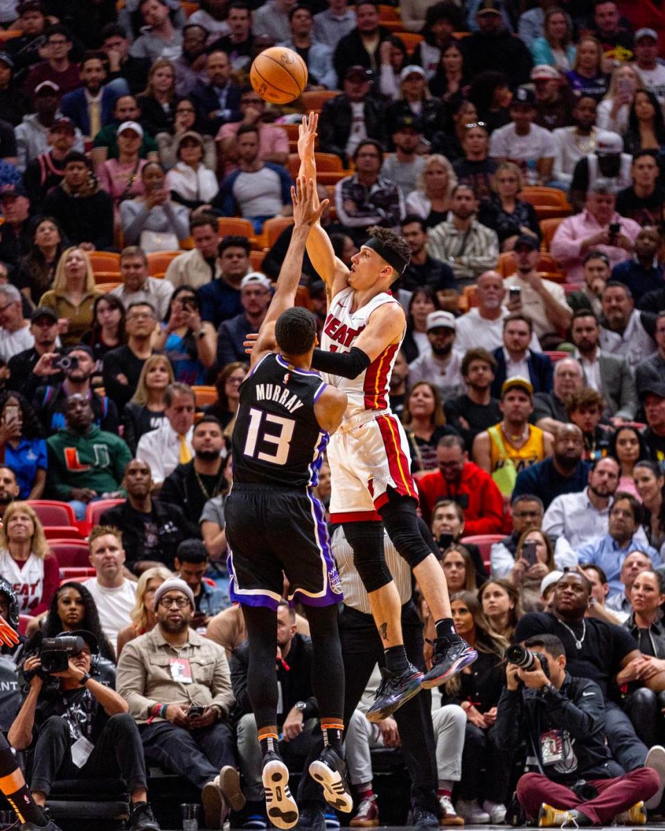 El jugador del Heat Tyler Herro tira al aro ante la marca de Keegan Murray, de los Kings de Sacramento, en el partido celebrado el 31 de enero de 2024 en Miami,