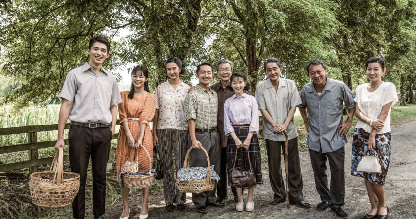 公視《牛車來去》劇中美好大結局，陳蔡邱許四家一起去野餐（左起王品澔、林萱瑜、安心亞、蔡昌憲、楊烈、喬湲媛、江國賓、游安順、米可白）。（圖／公視）