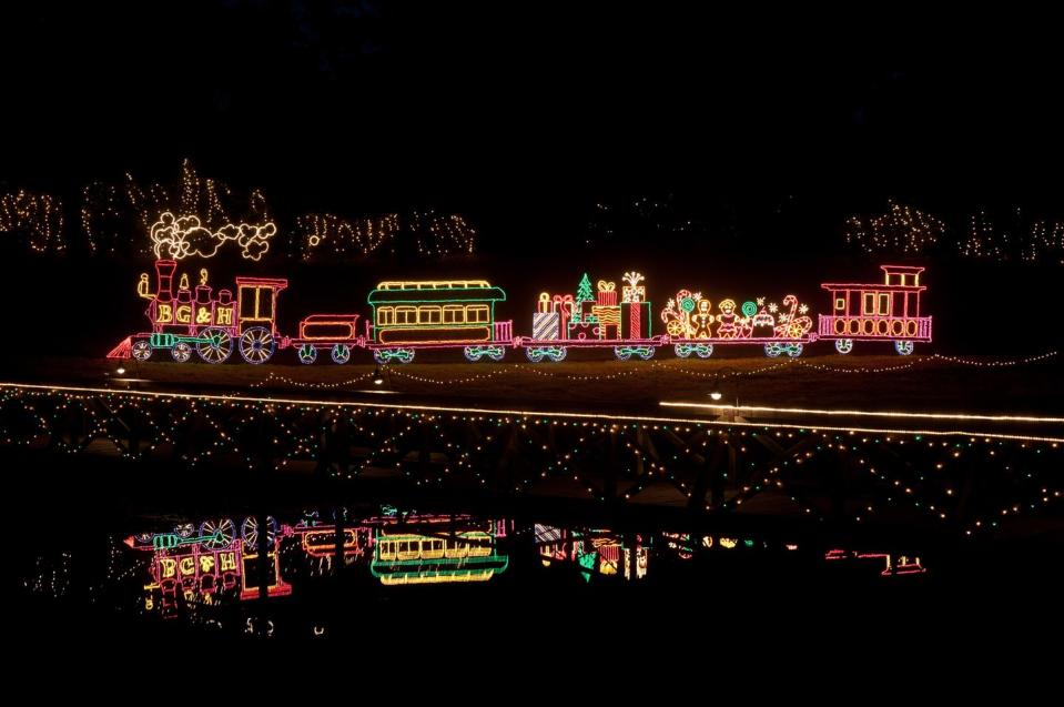 19) Theodore, Alabama: Magic Christmas in Lights at Bellingrath Gardens