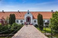 Das Schloss an der Flensburger Förde ist eine der bekanntesten Sehenswürdigkeiten Schleswig-Holsteins. Seinen Namen erhielt das Schloss Glücksburg nach dem Wahlspruch des damaligen Herzogs: "Gott gebe Glück mit Frieden". Das Schloss mit Museum ist für Besucher zugänglich und bietet auch eine Kapelle für standesamtliche Trauungen. (Bild: iStock / venemama)