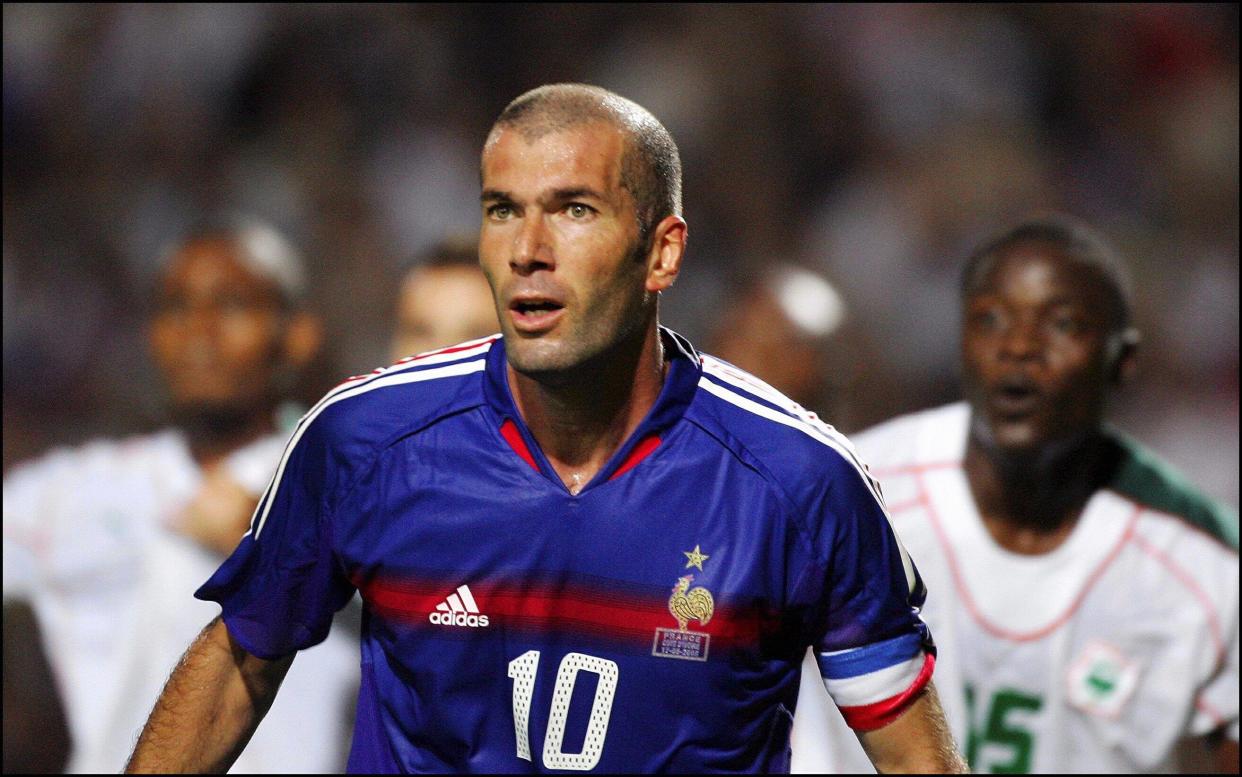 Zinédine Zidane, ici lors d’un match de la France face à la Côte d’Ivoire en 2005, année au cours de laquelle l’artiste Philippe Parreno l’a filmé pour sa création exposée à la Philharmonie. 