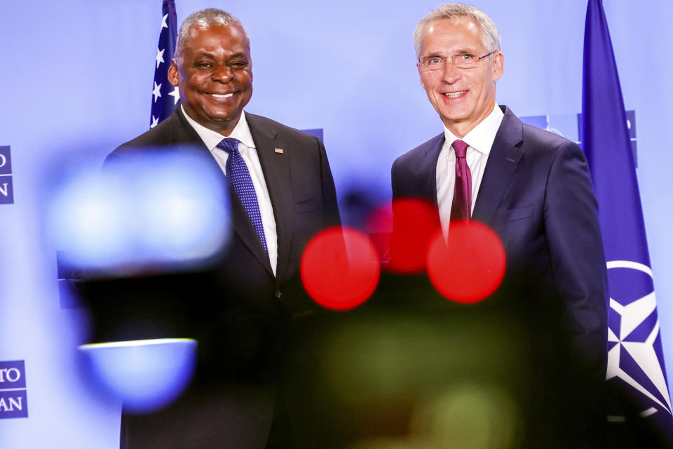 Jens Stoltenberg (r), Nato-Generalsekretär, begrüßt Lloyd Austin, Verteidigungsminister der USA, vor einer Pressekonferenz am zweiten Tag eines Treffens der NATO-Verteidigungsminister im NATO-Hauptquartier (Bild: Olivier Matthys/AP/dpa)