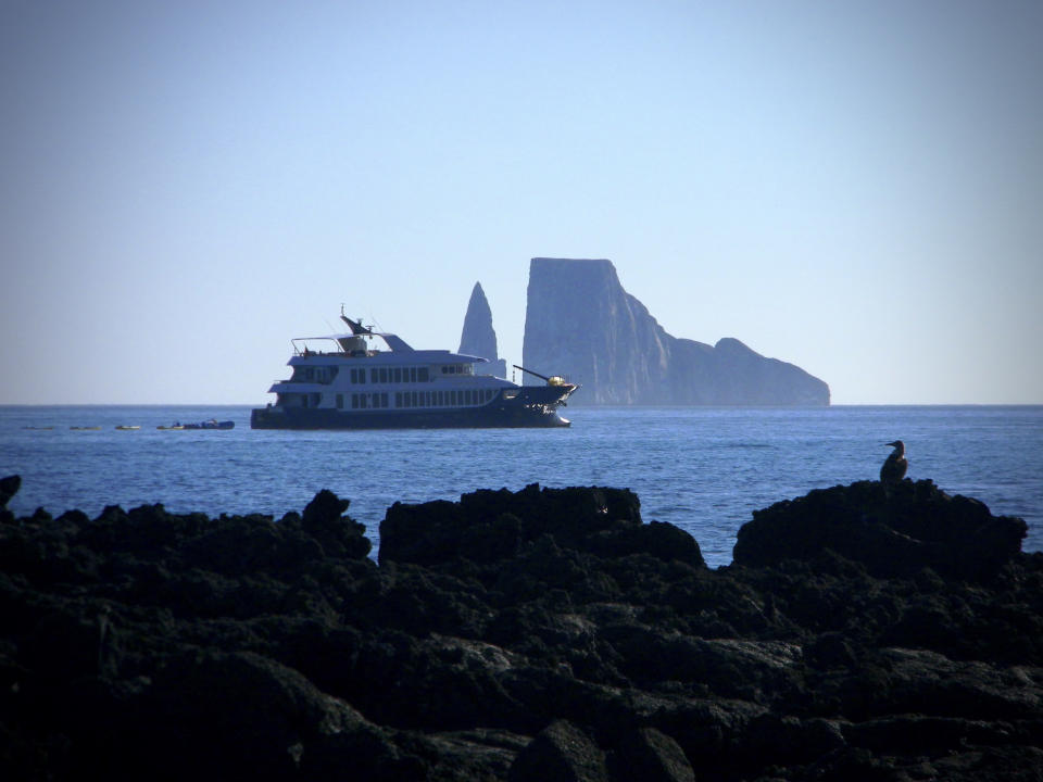 El buque de expedición Origin, con capacidad para 20 personas y operado por una empresa llamada Ecoventura, frente a la costa de las islas Galápagos (Ecoventura vía The New York Times)