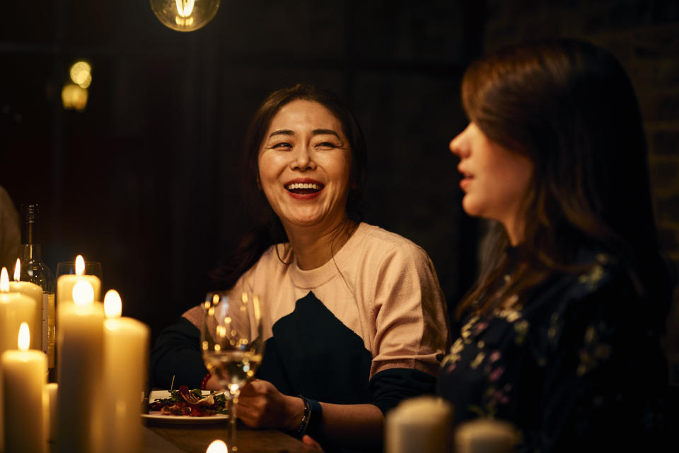 Putting your phone down during a dinner or friends trip can do wonders for reestablishing bonds. (Photo: 10'000 Hours via Getty Images)