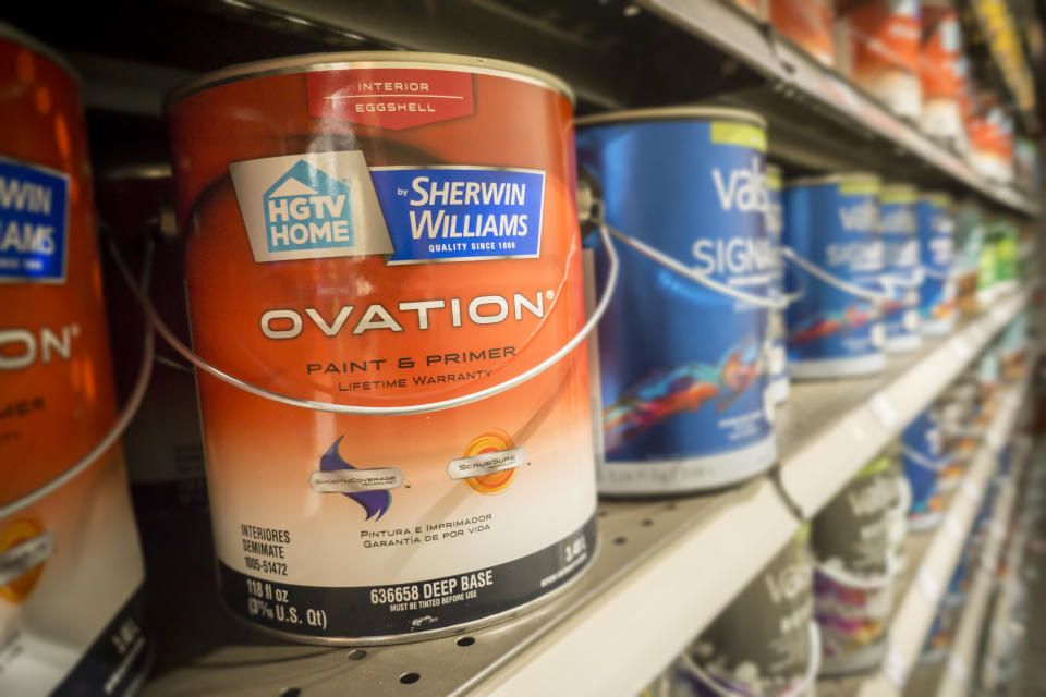 Des bidons de Valspar et de peinture de marque HGTV by Sherwin-Williams sont vus dans une quincaillerie à New York le lundi 21 mars 2016. Sherwin-Williams a acquis Valspar dans le cadre d'un accord d'une valeur d'environ 11,3 milliards de dollars.  Illustration photographique.  (© Richard B. Levine) (Photo de Richard Levine/Corbis via Getty Images)