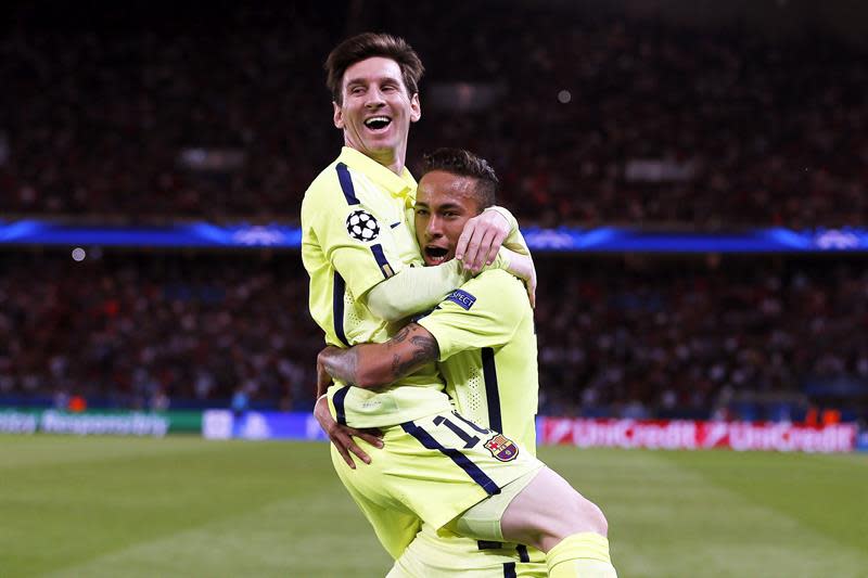 FR01. PARÍS (FRANCIA), 15/04/2015.- El delantero brasileño del FC Barcelona Neymar Jr. (dcha) celebra con el argentino Lionel Messi el gol conseguido ante el París Saint-Germain, durante el partido de ida de cuartos de final de la Liga de Campeones disputado en el estadio Parc des Princes de París, Francia, el 15 de abril del 2015. EFE/Etienne Laurent