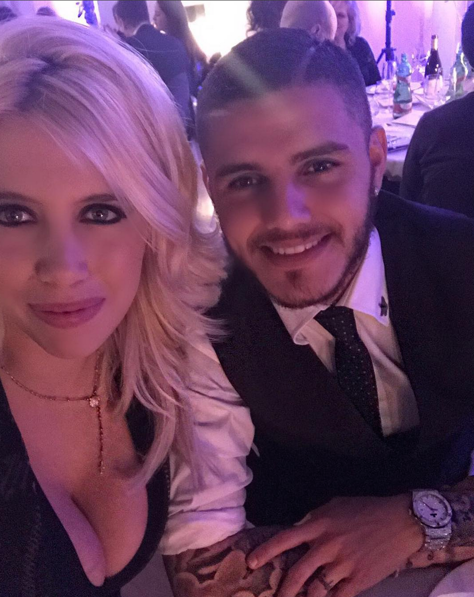 <p>"Cena navideña 2016", escribió el futbolista de 23 años, como epígrafe para esta selfie con su mujer. - Foto: Instagram.com/mauroicardi </p>