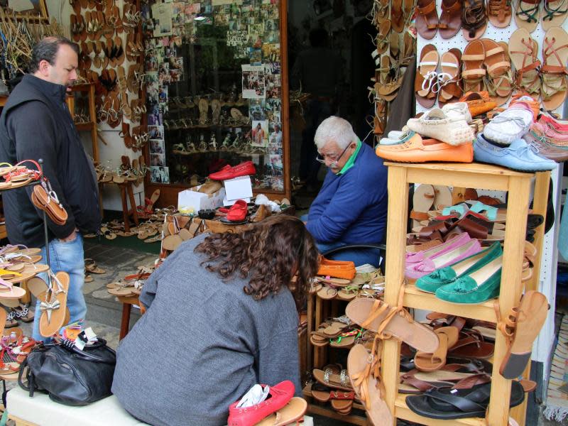 Einkaufen kann der Besucher auf Capri natürlich auch - zum Beispiel Schuhe bei diesem Händler in Anacapri. Foto: Hilke Segbers