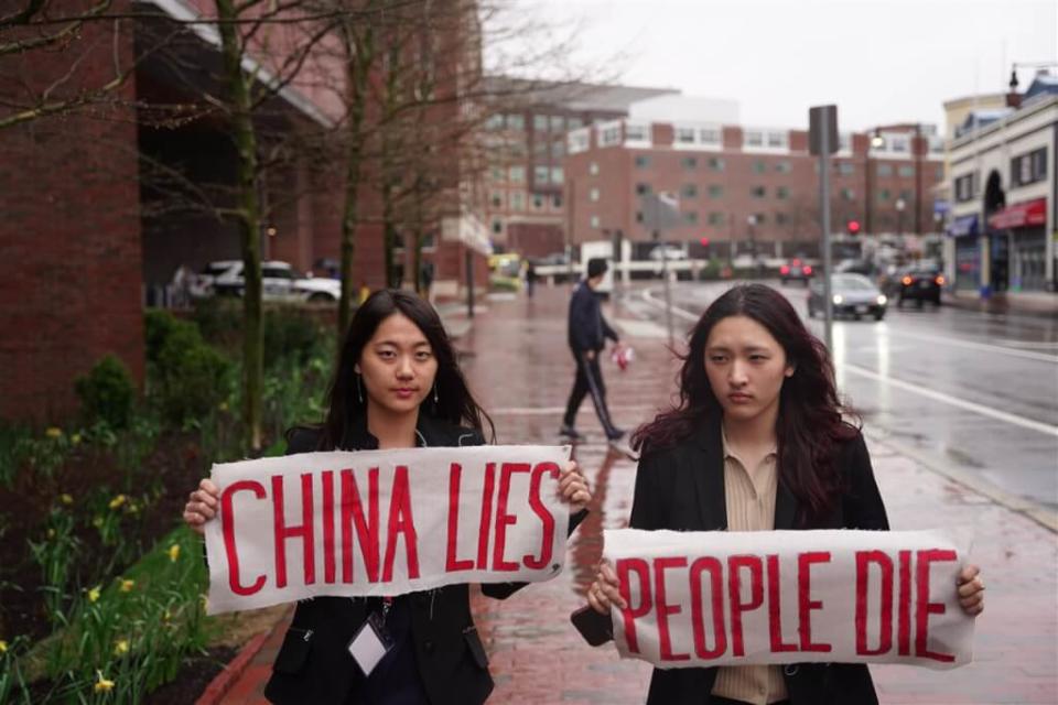 國際特赦組織今日表示，居住在歐洲和北美洲的中國留學生受訪時提到，他們在留學城市的抗議活動中被人拍照和跟蹤；許多人還透露，他們在中國的家人會因為他們在海外的行動而遭到警方的針對和恐嚇。   （抵抗中共學生聯盟提供） 中央社記者石秀娟華盛頓傳真 113年4月22日