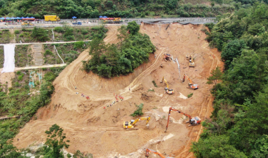 梅龍高速路陷｜國家主席習近平對事故作出重要指示，要求全力做好現場救援傷員救治(新華社)