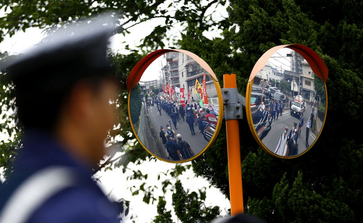 Im Umfeld des G7-Gipfels in Ise-Shima, Japan, kommt es zu etlichen Protesten. Die Polizei hat die Lage jedoch weitgehend im Griff. (Bild: AP Photo/Shizuo Kambayashi)