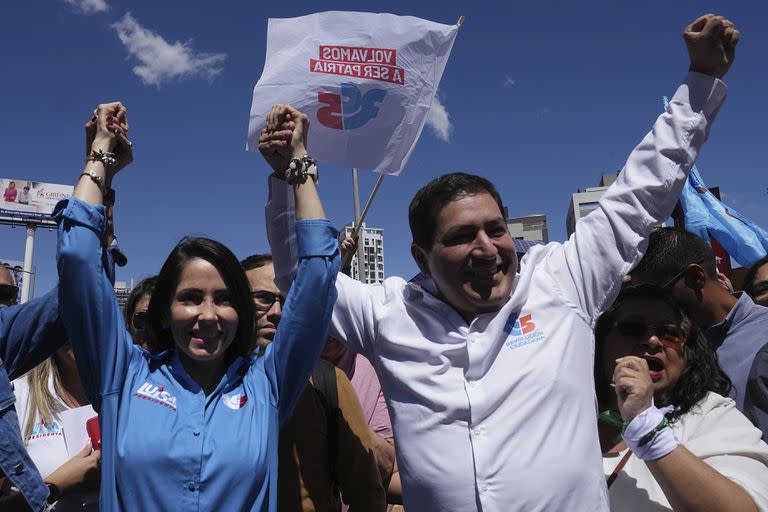 La candidata presidencial Luisa González y su compañero de fórmula, Andrés Arauz, saludan a sus simpatizantes luego de registrar sus candidaturas para las próximas elecciones, en Quito, Ecuador, el 13 de junio de 2023. (AP Foto/Dolores Ochoa)