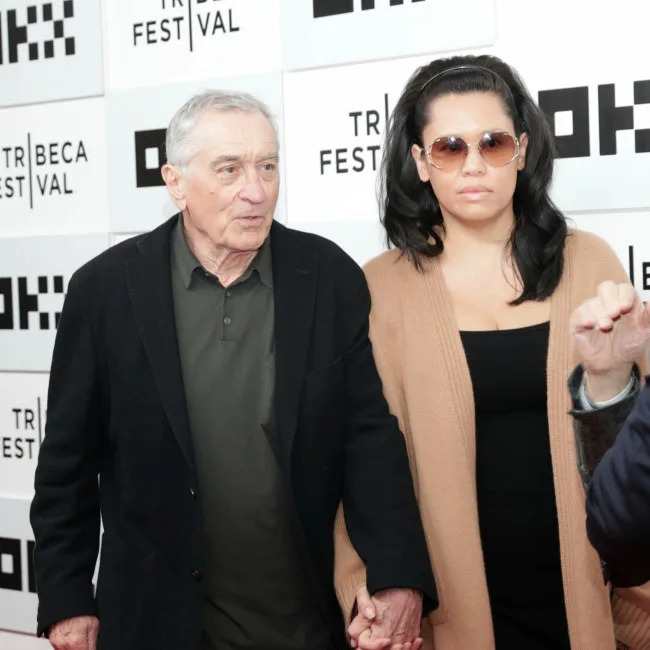 Robert De Niro y su pareja Tiffany Chen. (BangShowbiz)