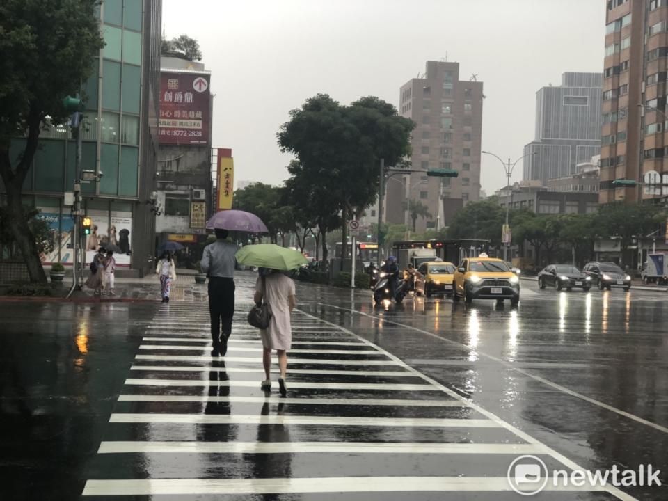 氣象局表示，明日鋒面過境，中部以北、東部及南部山區都有降雨機會。   圖：汪靖軒／攝