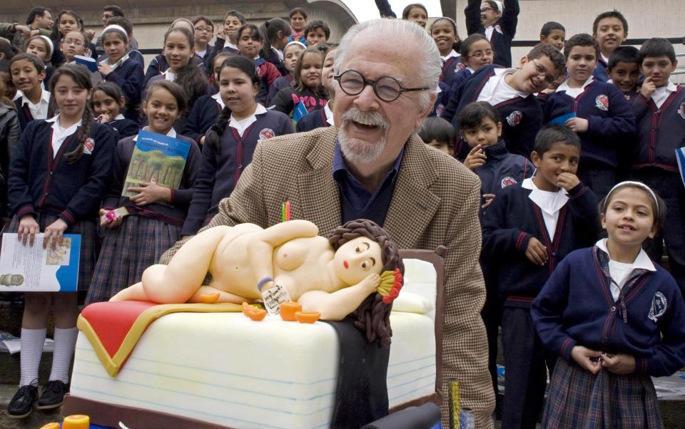 ARCHIVO - El artista colombiano Fernando Botero se ríe junto a un pastel decorado a semejanza de una de sus esculturas durante la celebración de su 80 cumpleaños en el Museo Botero en Bogotá, Colombia, el 19 de abril de 2012. Botero murió el 15 de septiembre de 2023 en Mónaco, según su hija Lina Botero, quien confirmó su fallecimiento a la radio colombiana Caracol. (AP Foto/William Fernando Martinez, Archivo)