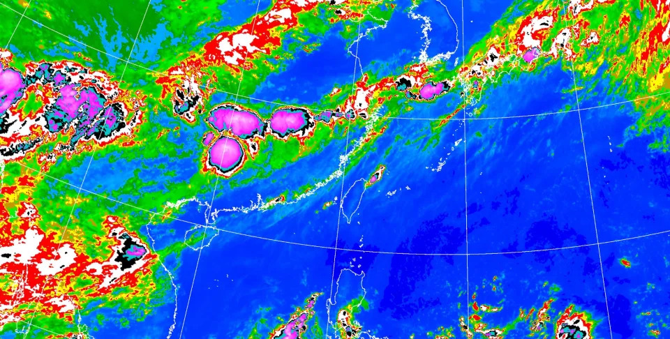 今天（1日）天氣持續高溫炎熱，清晨至上午中南部及宜花沿海地區仍有零星短暫陣雨，午後中部以北、宜花地區及各地山區有局部短暫雷陣雨，並有局部大雨發生的機率。（圖取自中央氣象署網站）