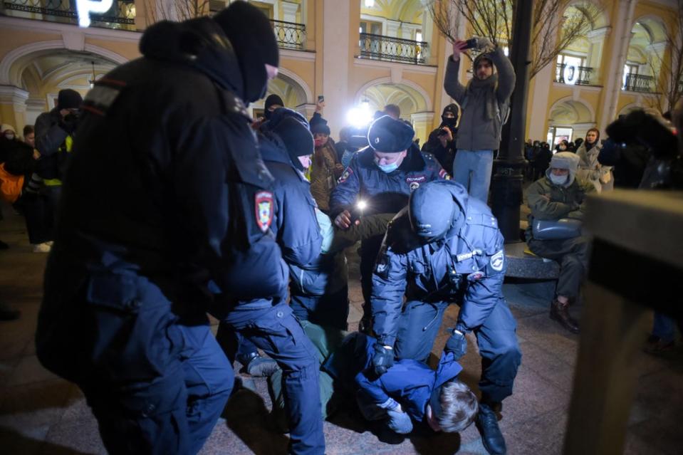 Decenas de manifestantes por la paz han sido detenidos en Rusia (AFP via Getty Images)