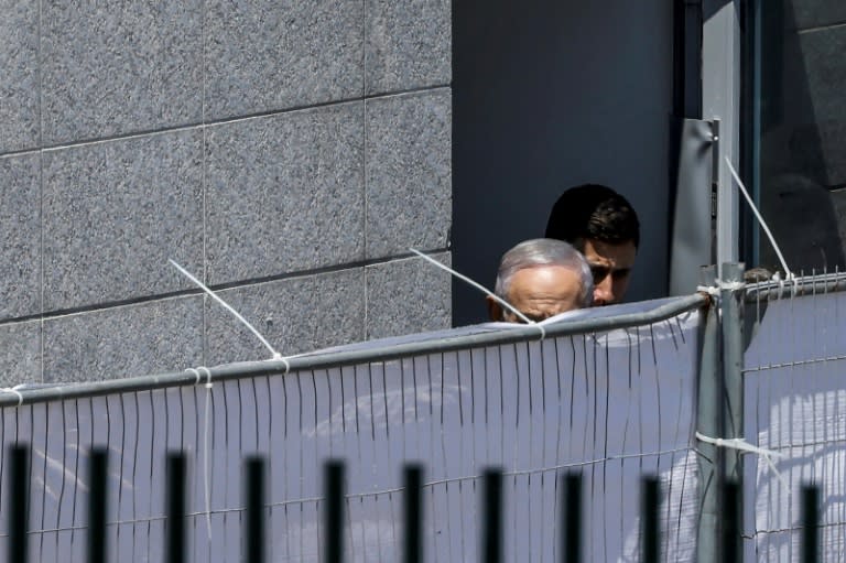 El primer ministro Benjamin Netanyahu camina tras unos paneles durante una visita al lugar donde un ataque con un cohete mató a 12 jóvenes, el 29 de julio de 2024 en el pueblo de Majdal Shams, en los Altos del Golán (Jalaa Marey)