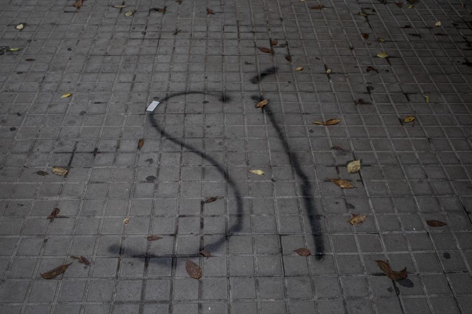 <p>The word Si (Yes) is seen spray painted on the footpath outside a voting station in Barcelona. (Getty) </p>