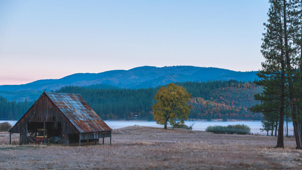 Barn in the Quincy river valley - Image.