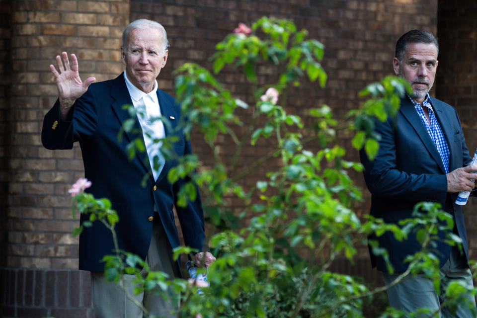 El presidente Joe Biden (a la izquierda) y su hijo Hunter Biden abandonan el lugar después de asistir a misa en la iglesia católica del Espíritu Santo en Johns Island, Carolina del Sur, el 13 de agosto de 2022. (Haiyun Jiang/The New York Times)