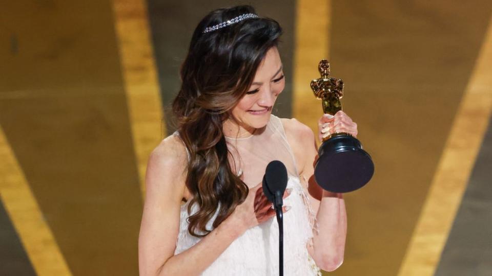 Michelle Yeoh al recibir su Oscar.