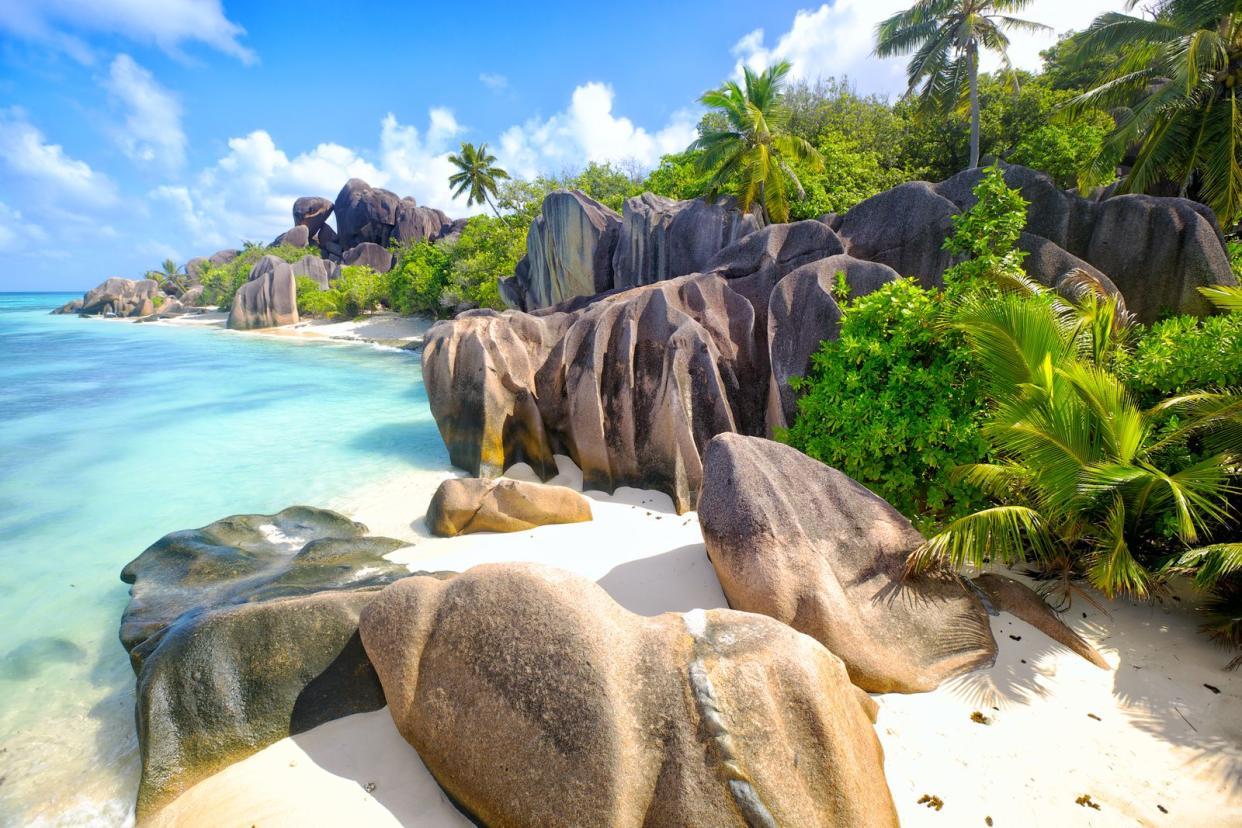 Charakteristisch für den Anse Source d'Argent beach auf den Seychellen sind die von Wasser und Wind abgewaschenen Felsen.  (Bild: iStock/dibrova)