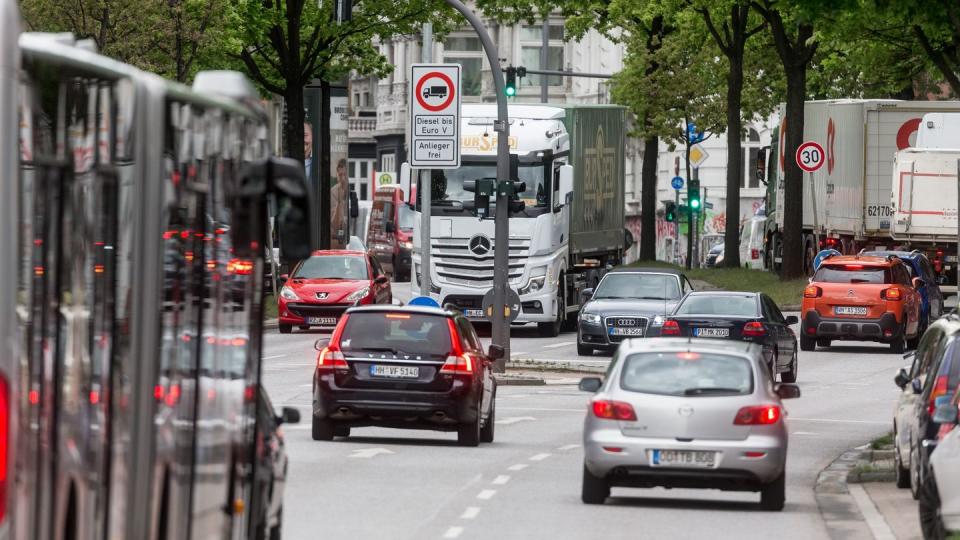 Autos fahren auf der Stresemannstraße in Hamburg, auf der für Dieselfahrzeuge bis einschließlich Schadstoffklasse V ein Fahrverbot herrscht.