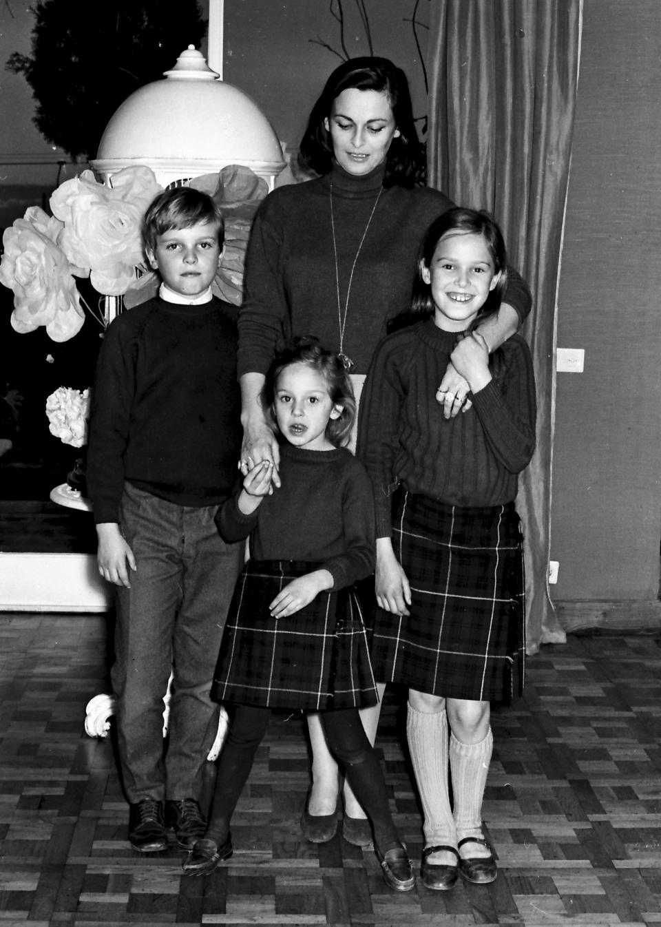 Miguel Bosé posa con su madre y sus hermanas en este retato familiar de 1966. (Foto: Gianni Ferrari / Getty Images).