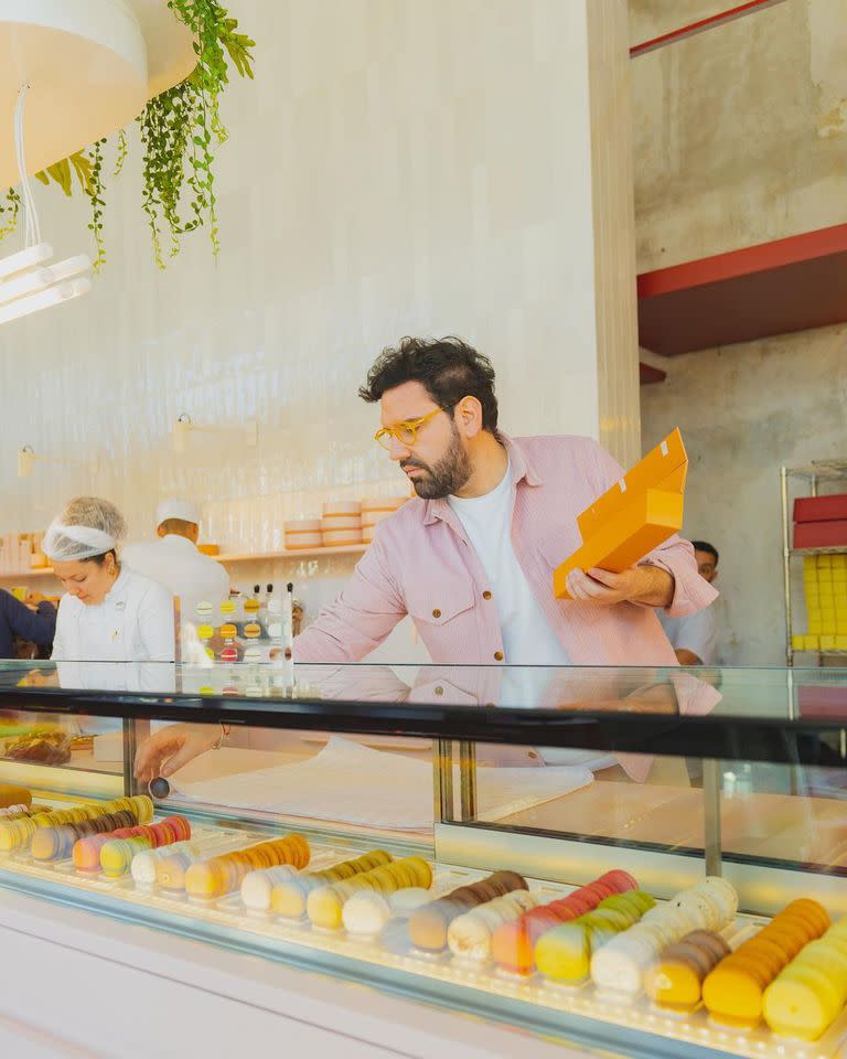 Entre los platos dulces hay macarons, tortas, cookies, alfajores y tabletas de chocolate (Foto: Instagram @betular.patisserie)