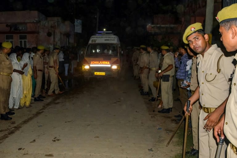 Bei einer Massenpanik während eines Hindu-Festes sind im Norden Indiens mehr als 100 Menschen ums Leben gekommen. "Ersten Informationen zufolge sind 107 Menschen gestorben", gab die Behördenvertreterin Chaitra V. bekannt. (Pawan SHARMA)