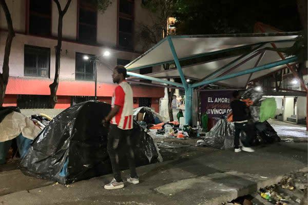 Migrantes en la Plaza Giordano Bruno