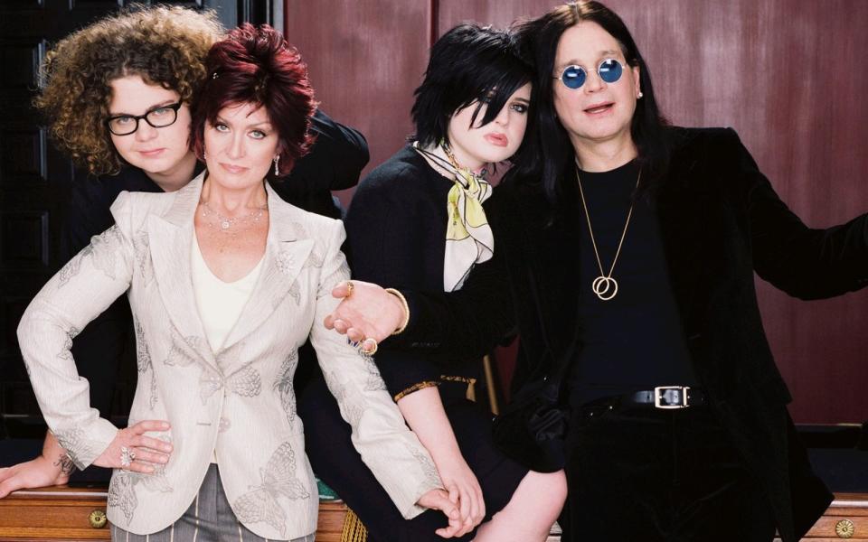 Von 2002 bis 2005 ließen sie MTV in ihr Haus und wurden zu (Reality-TV-)Stars: "The Osbournes" - von links: Jack, Sharon, Kelly und Ozzy - schrieb damals Fernsehgeschichte. Doch was macht die schrecklich nette Familie heute? (Bild: MTV)