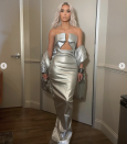 <p>La silla le gusta tanto a la madre de cuatro hijos que incluso ha aparecido con este vestido, del mismo diseñador, inspirado para expresar <a href="https://www.wmagazine.com/fashion/kim-kardashian-rick-owens-chair-dress" rel="nofollow noopener" target="_blank" data-ylk="slk:cuánto le gusta el mueble.;elm:context_link;itc:0;sec:content-canvas" class="link ">cuánto le gusta el mueble.</a></p>