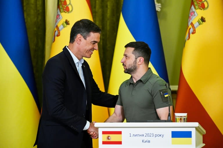 Die Ukraine hat „erhebliche Fortschritte“ auf dem Weg zu ihrem EU-Beitrittsantrag gemacht, sagte der Spanier Pedro Sánchez in Kiew, wo er Präsident Wolodymyr Selenskyj (Sergej TSCHUZAWKOW) traf.