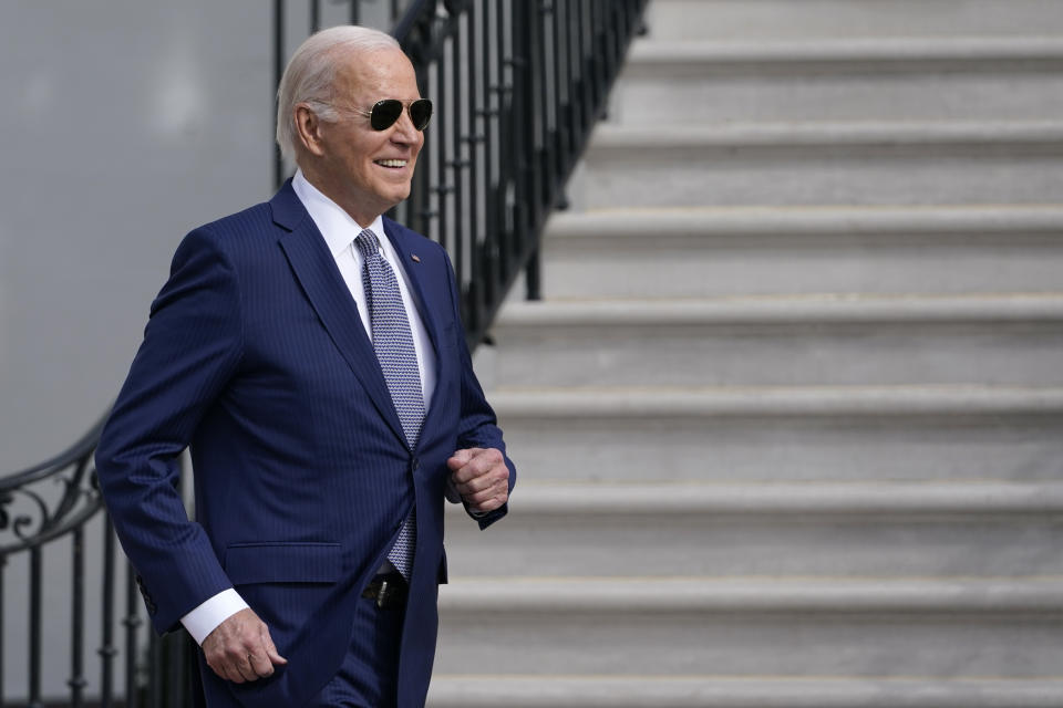 "El presidente Joe Biden sale de la Casa Blanca en Washington para perdonar al pavo nacional en una ceremonia, el lunes 20 de noviembre de 2023. (Foto de AP/Susan Walsh)