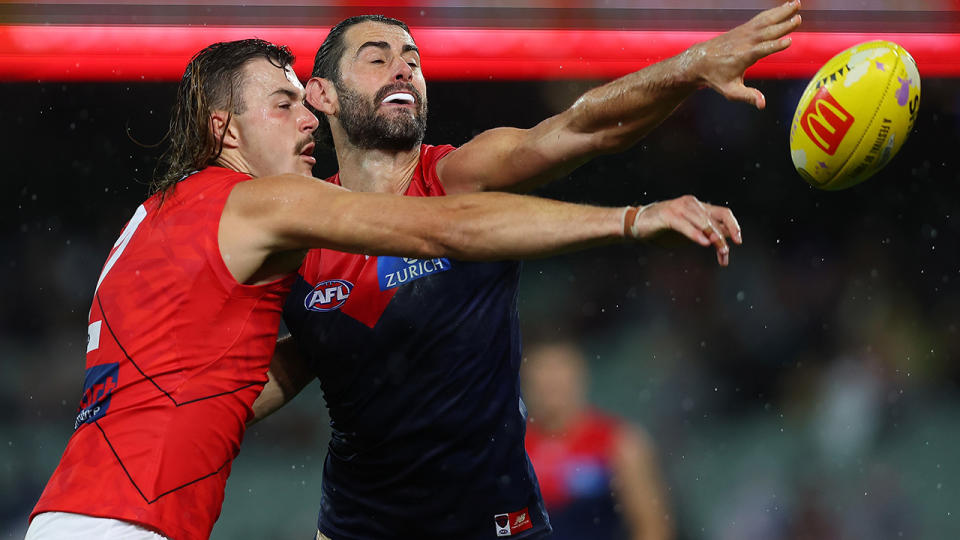 Brodie Grundy dari Melbourne bersaing dengan Sam Draper dari Essendon.