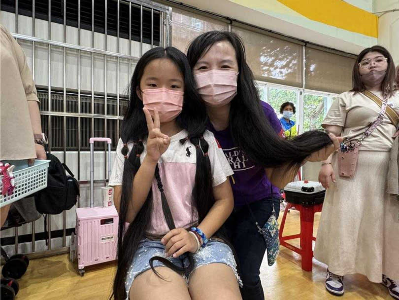信義國小5年級的李宇馨，幼稚園時不捨母親罹癌掉光頭髮而要「借髮」給媽媽，今和母親一同捐出6年長髮。